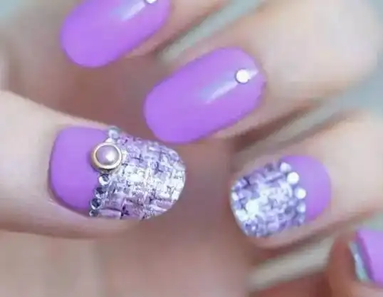 美甲紫色配什么色好看