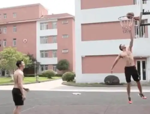 但是两人的关系还是很不错的,还会一起打篮球,两人这都是赤膊上阵啊