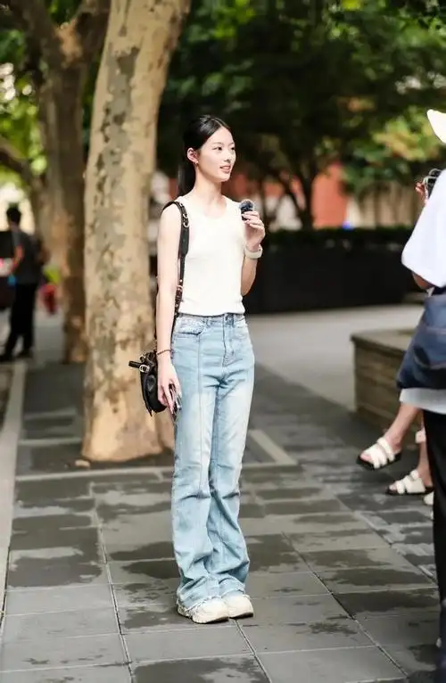 街拍:时尚潮流的小姐姐,满满的爱啦