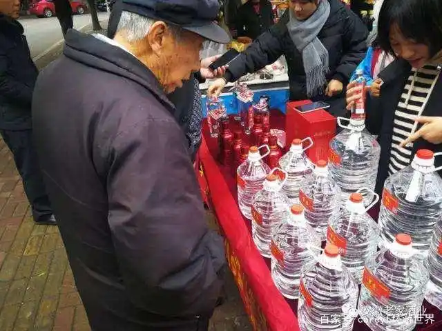 走,摆地摊卖酒去