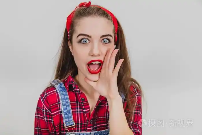 秘密女孩女人对着镜头说话窃窃私语躲着别人眼睛和嘴巴张大了