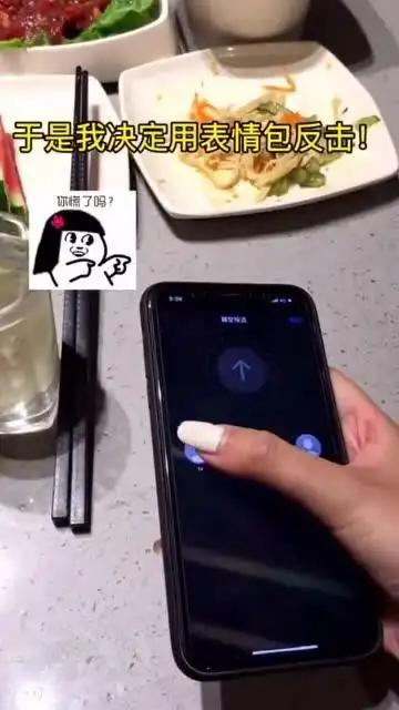 一个人吃海底捞收到隔空投送看到小哥哥的背影后面前的火锅顿时不香了