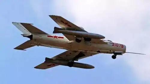 歼20与歼6同框出现,可能是歼20控制无人机"蜂群作