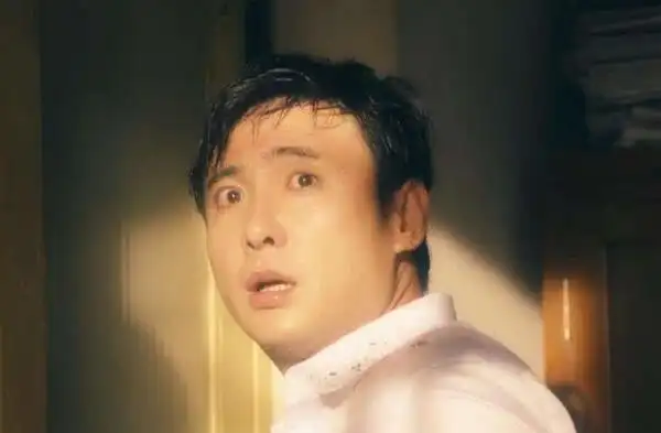 夏洛特烦恼:夏洛穿越后,有谁注意黑板上的一句话,早已交代剧情|沈腾