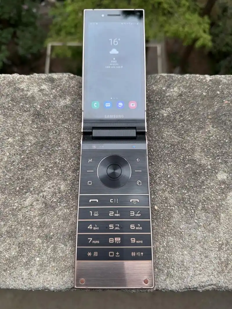 三星w2019 三星心系天下w2019使用翻盖设计,手机品质感十足.