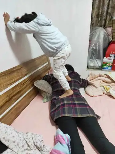 熙熙小朋友在给婆婆踩背啦