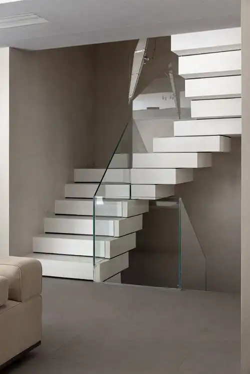 沙发以楼梯间为背景,灵动,立体,雕塑感满满的悬浮设计也成了空间的