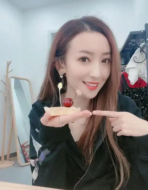 你没出现时我本习惯孤独,是你让我爱上篮球,最美nba主播佳依