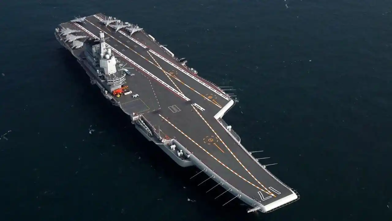 甲板上居然看到了舰载直升机的起降演练,很多网友就在猜测,印度航母