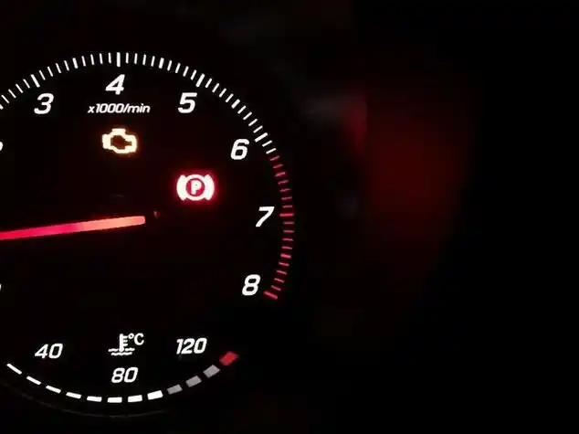 奔驰仪表提示油箱盖开启