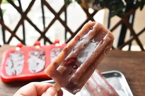 在家做红豆冰棍多加它顺滑更营养,清凉解暑,省钱又健康吃得放心