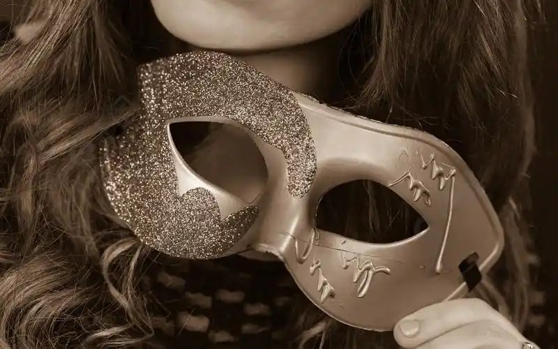 假期人和庆祝概念女手拿着狂欢节面具特写黑白照片女性手握狂欢节面具