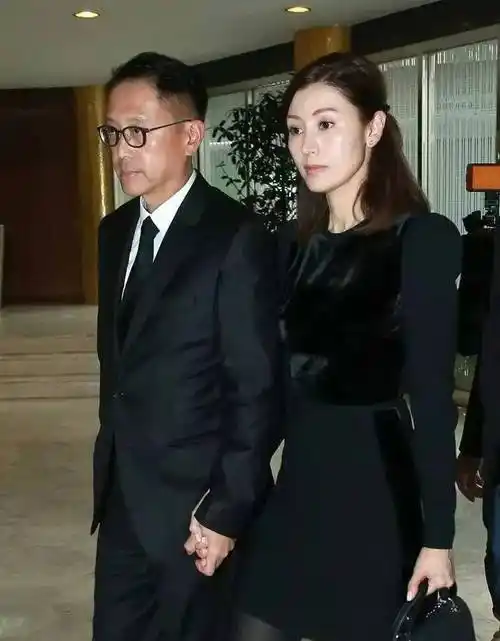 李嘉欣媚术有多高被刘銮雄宠幸10年38岁戴5000万钻戒嫁许晋亨