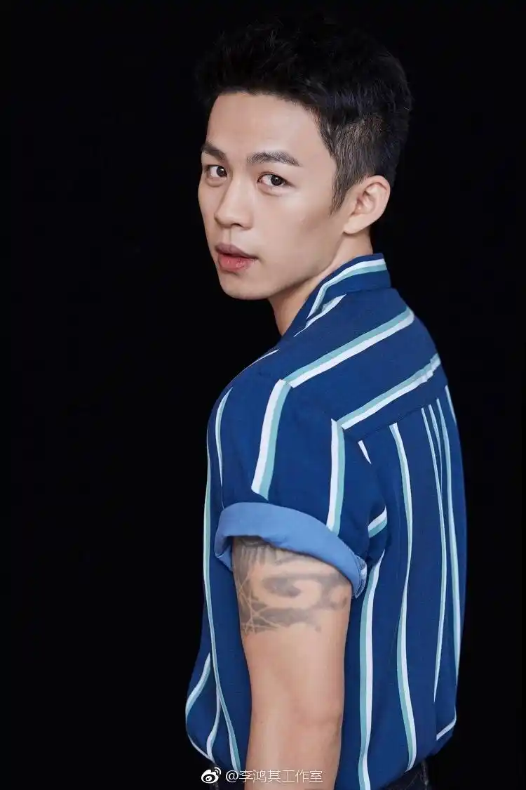 新浪娱乐讯 在电影《缝纫机乐队》中,李鸿其出演鼓手"炸药"!