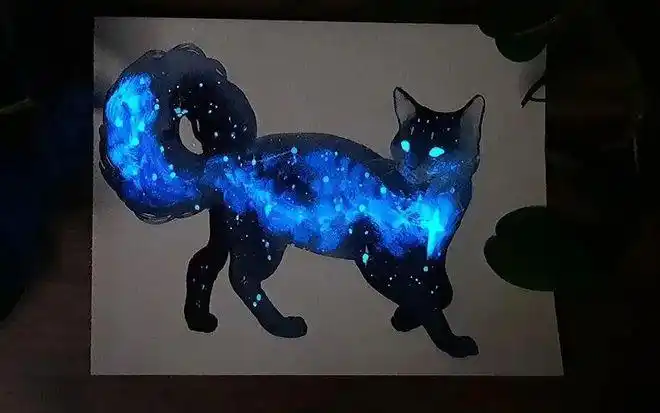 他用荧光颜料,画出能发光的画,灯一关美极了