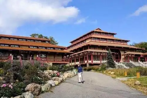 美国最大的佛教寺院创办人是美国华人耗资1亿多美元建造