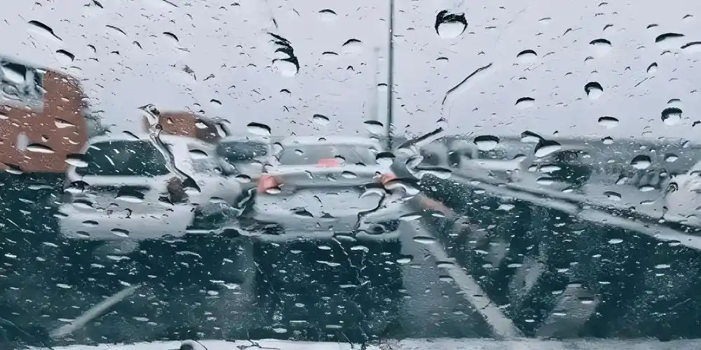 汽车玻璃防雨剂是一种涂抹在车窗玻璃表面的特殊液体,它能够在雨天