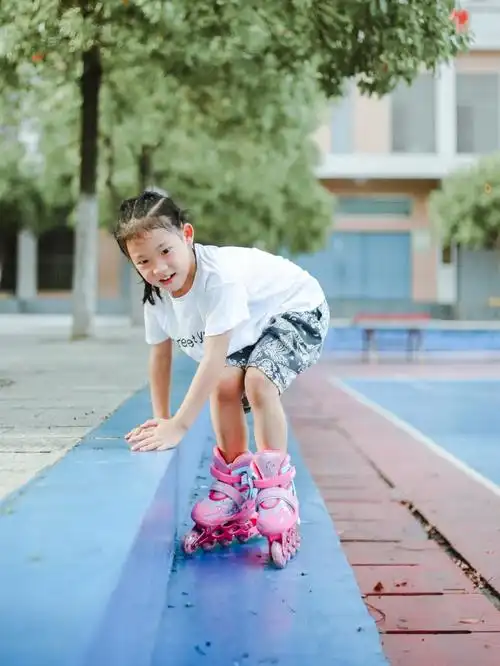 每个孩子都应该拥有一双溜冰鞋