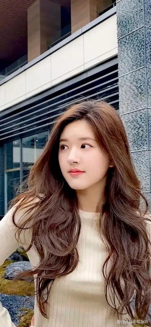 作为中国内地演艺圈的颜值担当,赵露思早在中学时期便因一张自拍照