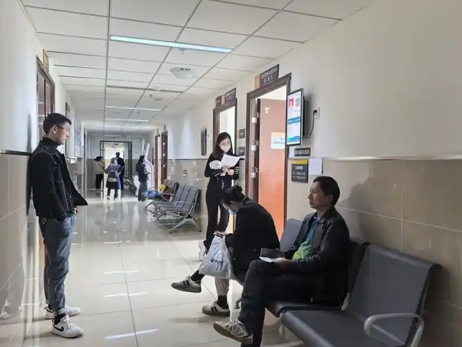 9月10日,在丽江市人民医院耳鼻喉科诊室门口患者在排队就诊.