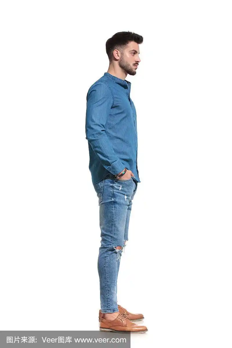 一个严肃随意的男人站着的侧视图