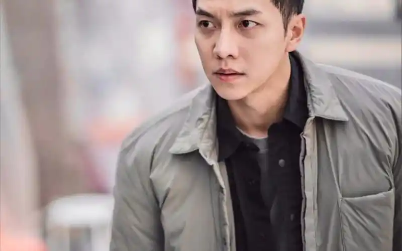 韩剧【窥探】阳光帅气的男主李晟基将饰演一个连环凶手,他是被设计