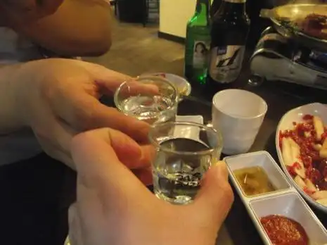 酒桌上喝白酒是品还是干