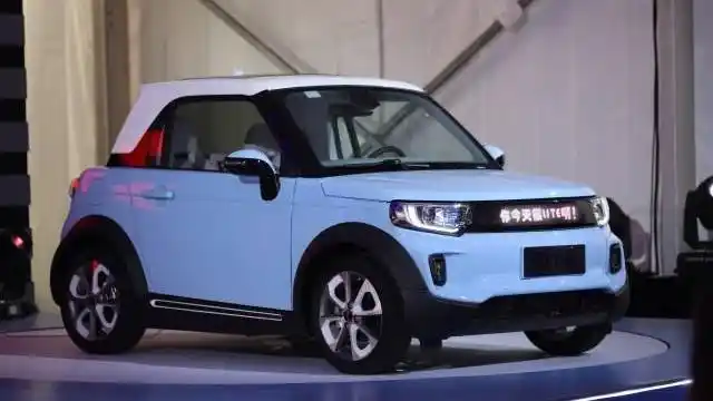 北汽版smart终于换标小狐狸,车内3块大屏幕,自带广告屏