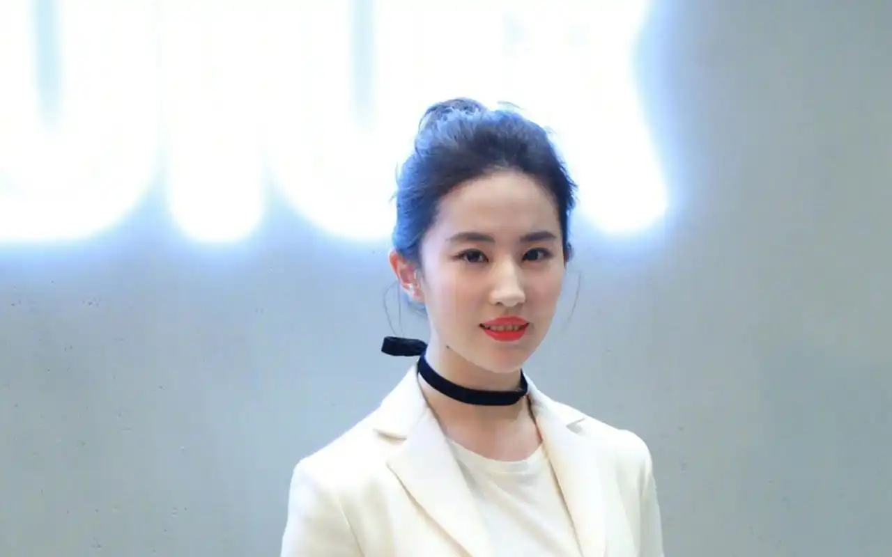 刘亦菲丸子头清纯养眼写真桌面壁纸