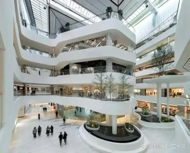 中,项目场地中央的下沉空间弥补了周边城市公共空间严重缺乏的短板