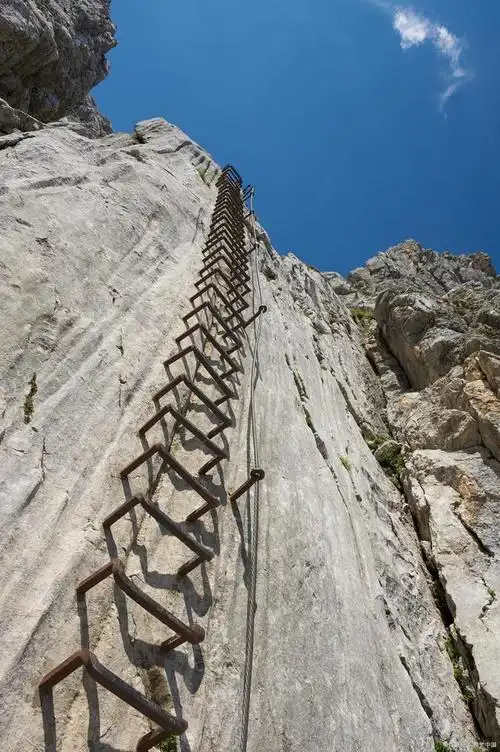 华山云梯意外坠落事件引发重视:是否应关闭云梯?