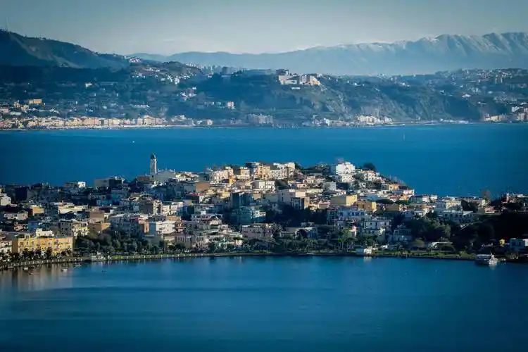 新华社/欧新这是11月30日拍摄的意大利那不勒斯普罗奇达岛.