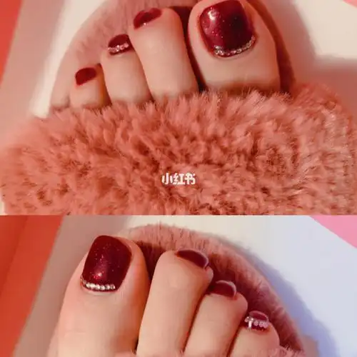 快过年啦,脚指甲长的比较慢,所以选择了比较喜庆的红色