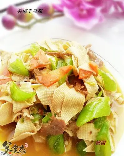 步骤1 将干豆腐(豆腐皮)改成菱形块,用开水焯过,控干 步骤2 尖椒,胡