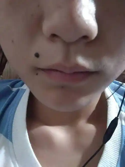 右嘴角上方有痣的女人嘴角右上方有痣代表什么