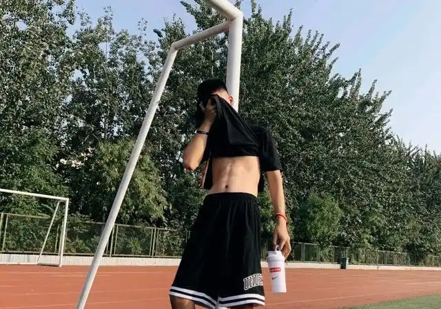 身高1米83体重60公斤的排骨男身材蜕变越来越好