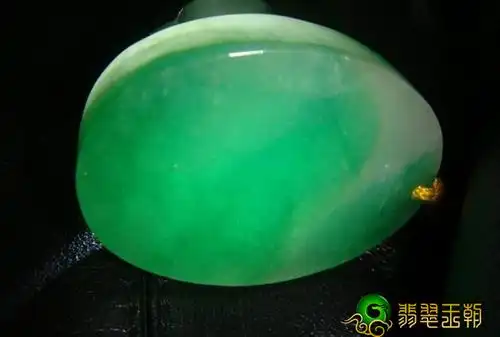 正翠绿色的翡翠有什么这种色调在翠绿色中也是非常好的哦