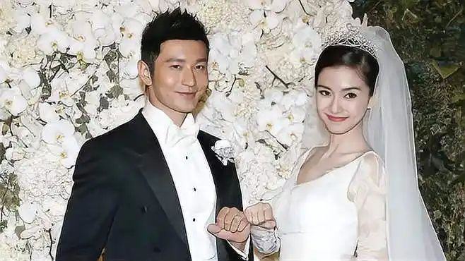 黄晓明杨颖疑似复婚,男方戴回婚戒,女方家摆着两人的合影-娱乐视频