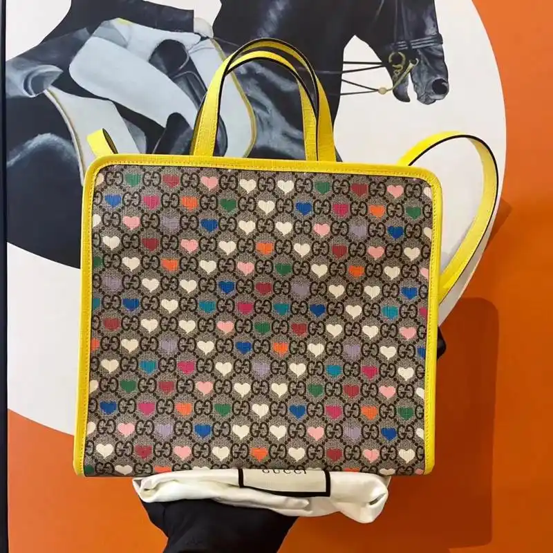 gucci.古驰新款糖果色爱心78手提 tote儿童包 99新 - 抖音