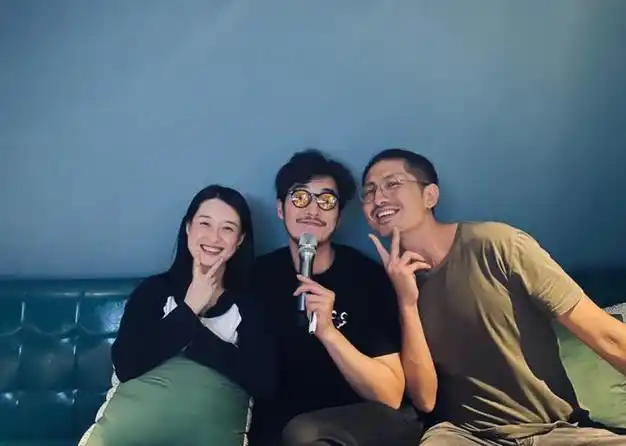 金世佳夫妇罕同框老婆露正脸漂亮又气质温婉网友赞他好眼光