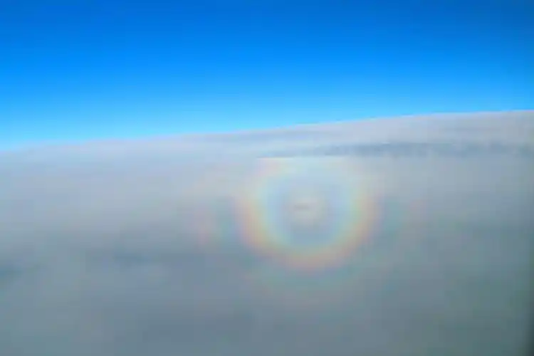 听说在天上拍到的这个是佛光,难得一见记录下来!