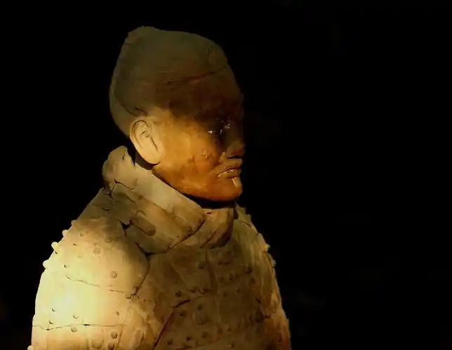 古代实行人殉,主死仆陪,兵马俑即用陶土制成兵,马,车形状的殉葬品.