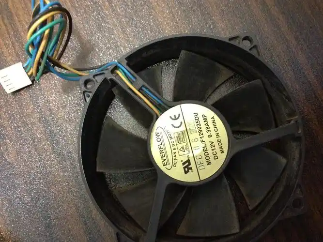 手里有个12v的电脑散热风扇 四线的 能把他改装在家用220v的电源上或