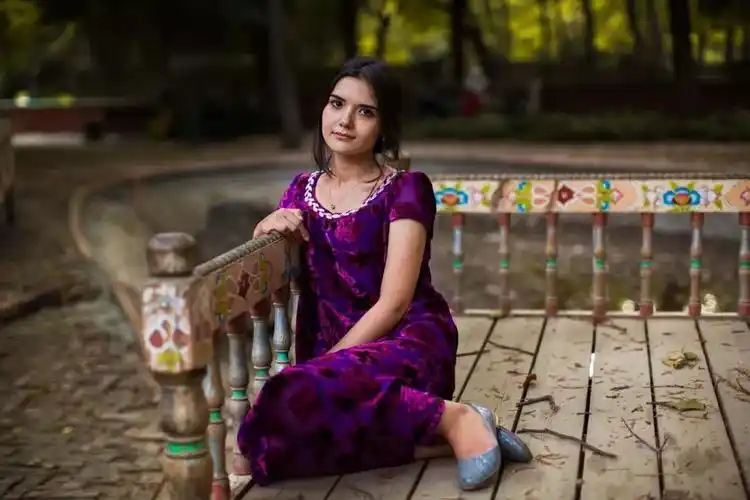 在塔吉克斯坦杜尚别拍摄到 farzona,有一瞬间觉得 奥黛丽·赫本 就在