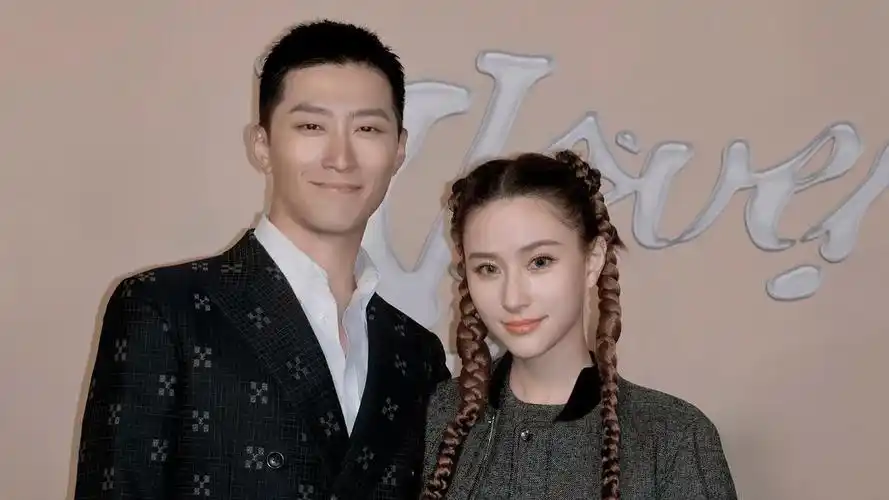 何超莲窦骁最新合照放出,单手公主抱撒娇求亲亲,小两口狂撒狗粮