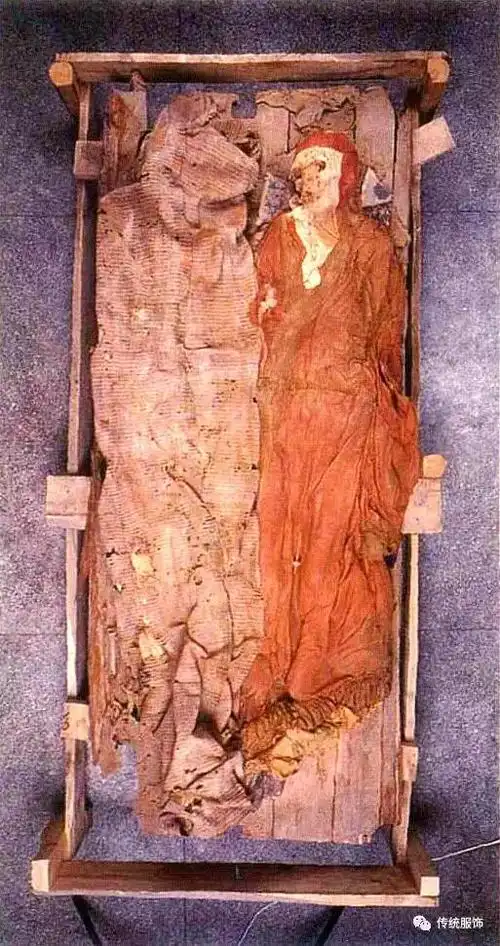 m8就是出土了大名鼎鼎"五星出东方利中国"和"讨南羌"织锦的墓葬(出镜