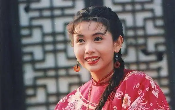 "不老女神"邱淑贞,皮肤白嫩,曲线凹凸有致,风采不减当年