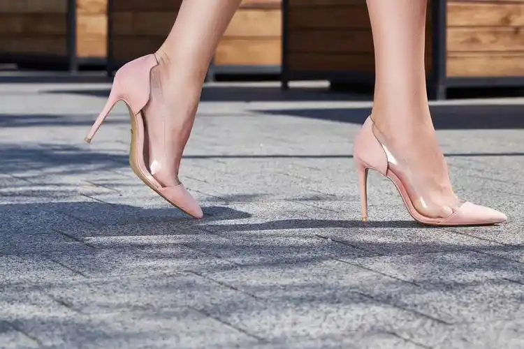 高跟鞋卡脚脖子(经常穿高跟鞋,该怎么保护脚踝,减少踝扭伤风险?