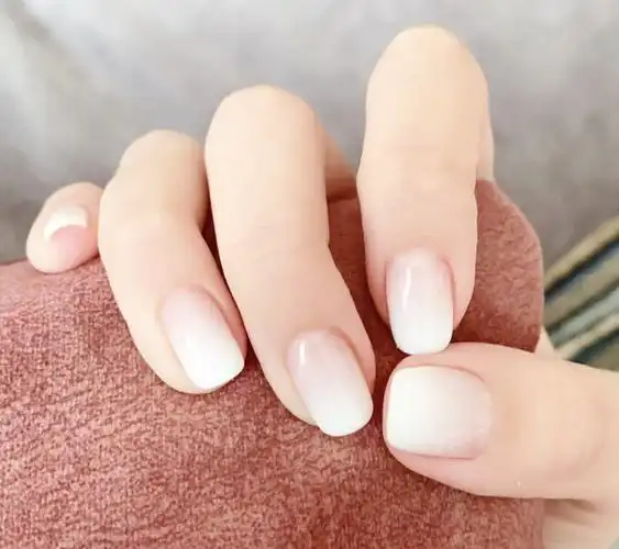 2020简约款乳白色渐变美甲 【图】