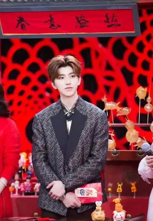 张艺兴和一向在大家面前表现十分亲密的男人帮闹掰?_蔡徐坤_杨幂_消息